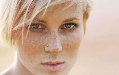 老年斑是怎么形成的，老年斑是體內(nèi)毒素過多嗎？