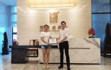 恭賀廣東湛江赤坎區(qū)王女士簽約翌芙萊加盟店！